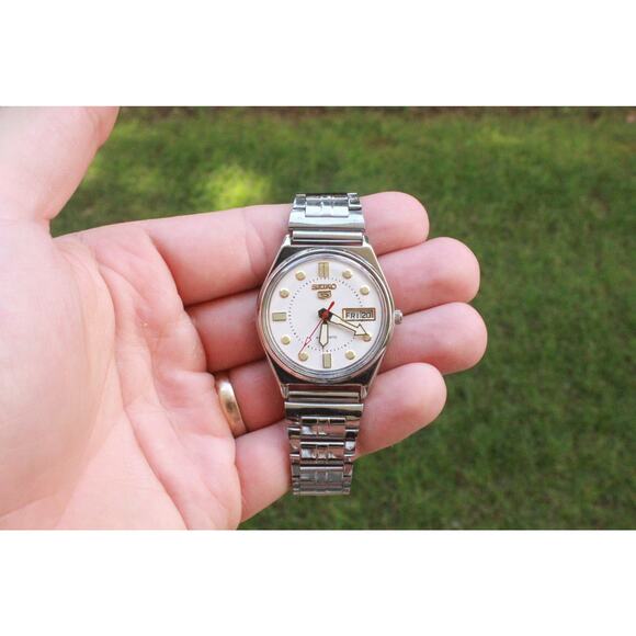 Vintage 1981 Seiko Automatic Mens Silver Watch W/daydate & Gold accents - Picture 2 of 6